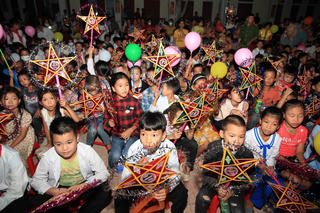 Những người làm báo Nghệ An mang trung thu đến với trẻ em miền núi