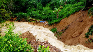Mưa lớn kéo dài khiến một cống xả đập ở Hà Tĩnh bị sạt lở