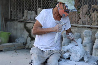 Những người thổi hồn vào đá