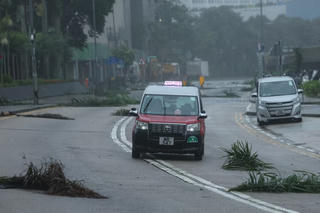 Hồng Kông ban hành cảnh báo cao nhất trước bão Wipha