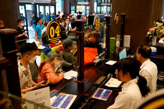 Tăng phí cảng bến tham quan vịnh Hạ Long, chủ tàu du lịch bất ngờ