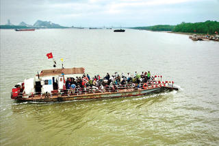 Sắp dừng phà Rừng
