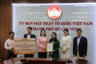 Gia đình ông Johnathan Hạnh Nguyễn trao tặng số tiền 1,5 tỷ đồng cho Quỹ 'Vì người nghèo'