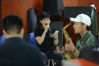 Quang Hà hăng say tập hát 'Nàng thơ' cho show 'Tạ tình'
