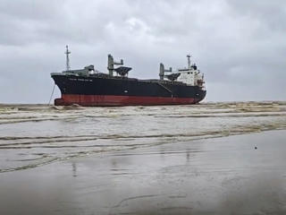 Tàu Nghệ An trôi dạt vào bờ biển Thanh Hóa, 19 người thoát nạn