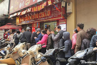 Hà Nội: Người dân xếp hàng dài mua, bán vàng