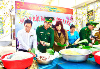 Mang Tết ấm tình quân dân về với bà con vùng biên