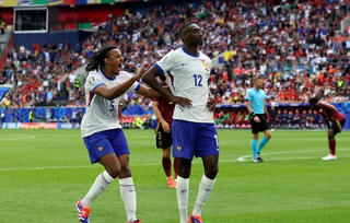 EURO 2024: Tuyển Pháp nhọc nhằn vào tứ kết nhờ bàn phản lưới nhà