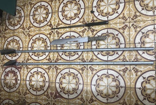 Bắt nhóm đối tượng dùng bình xịt hơi cay, tuýp sắt gắn dao tấn công người đi đường