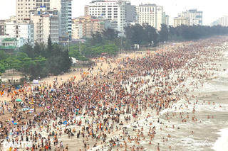 5 ngày nghỉ lễ, gần 900.000 lượt khách đi tắm biển Sầm Sơn