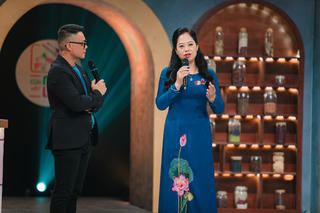 NSND Thúy Hường tự hào khoe đặc sản quê hương - Bánh khúc làng Diềm