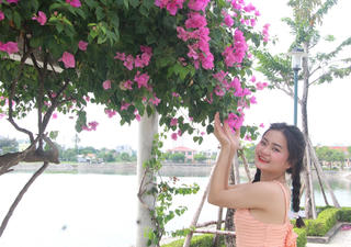 [Ảnh]: Giới trẻ đổ xô check-in ở bờ hồ Nguyễn Du dịp nghỉ lễ 2-9