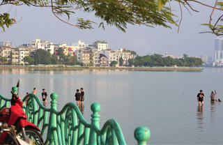 Nắng nóng, nhiều người kéo nhau ra hồ Tây 'giải nhiệt'
