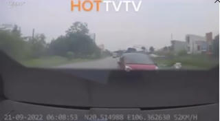 Xe con lĩnh hậu quả kép vì vượt ẩu