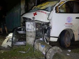 Xe cứu thương mất lái tông gãy cột điện khiến hàng trăm hộ bị mất điện