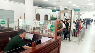 Nhộn nhịp giao thương qua cửa khẩu Móng Cái