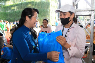 TP.Hồ Chí Minh: Trao hàng trăm phần hỗ trợ giúp đỡ các hoàn cảnh khó khăn