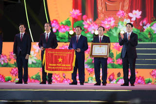 Chủ tịch nước trao danh hiệu “Thành phố Anh hùng” cho Hải Phòng