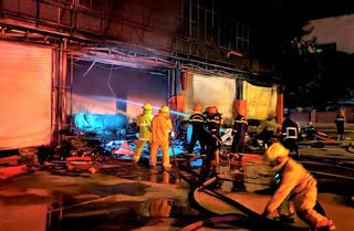 Cháy siêu thị điện máy lúc rạng sáng