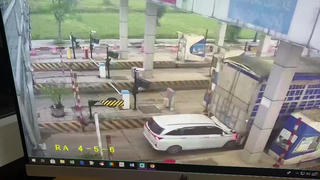 Xe ô tô con 19 lượt 'trốn' trạm húc vào đuôi xe tải tại trạm BOT