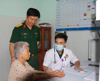 Khám, cấp phát thuốc miễn phí cho hàng trăm người dân thuộc gia đình chính sách