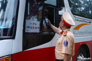 CSGT Hà Nội tăng cường kiểm tra, xử lý xe khách, xe chở công nhân vi phạm