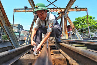 Công nhân đội nắng 'tân trang' cây cầu trăm tuổi ở Hà Nội