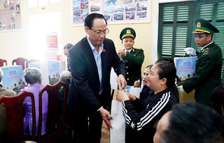 Phó Chủ tịch Quốc hội tặng quà chiến sĩ biên phòng và người dân Hà Tĩnh