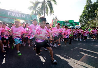 Khoảng 2.000 runer nhí khởi động giải Marathon quốc tế Hậu Giang