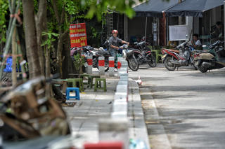 Hà Nội: Dựng hàng loạt cọc bê tông quanh hồ Văn Chương để ngăn lấn chiếm vỉa hè