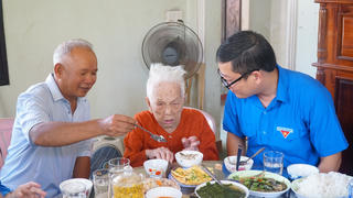 Bữa cơm tri ân, ấm áp nghĩa tình
