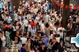 Chen nhau mua vé tham quan vịnh Hạ Long