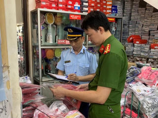 Phát hiện 'kho' giày dép, quần áo có dấu hiệu giả mạo Nike, Adidas