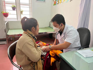 Nam Định: Phát hiện bé gái sơ sinh bị bỏ rơi ở bãi rác