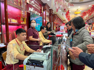 Đầu tư vàng thế giới đạt kỷ lục, Việt Nam suy giảm