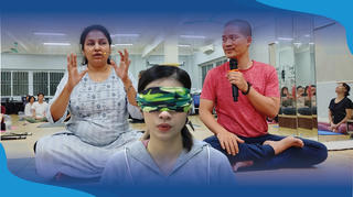 Bác sĩ khiếm thị Ấn Độ lan tỏa lối sống tích cực bằng yoga bịt mắt