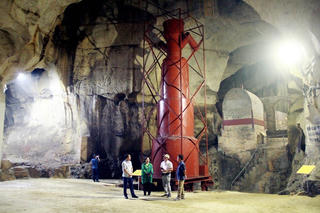 Lò cao kháng chiến nằm trong hang đá