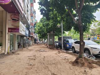 Hà Nội: Lát đá vỉa hè, vữa chưa khô, ô tô, xe máy đã chiếm dụng