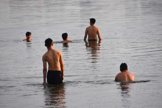 [ẢNH] Bất chấp lệnh cấm, người người vẫn nhộn nhịp tại bãi tắm tự phát tại Hồ Tây 