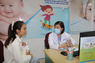 Phòng tránh bệnh hô hấp ở trẻ lúc chuyển mùa