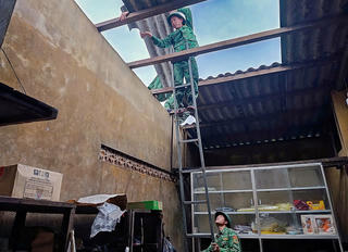 Giông lốc khiến hơn 50 ngôi nhà ở Huế bị tốc mái