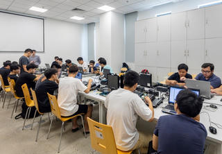 Tuyển sinh đại học 2024: 'Sốt' ngành vi mạch bán dẫn