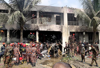 Máy bay quân sự Bangladesh đâm vào trường đại học, 19 người thiệt mạng