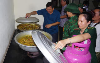 Thứ trưởng Bộ NN&PTNT Nguyễn Hoàng Hiệp thăm hỏi bà con trú tránh bão ở Quảng Nam