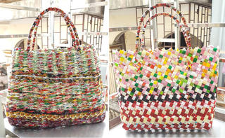  Độc đáo hình ảnh túi xách, bông hoa được 'hô biến' từ phế liệu