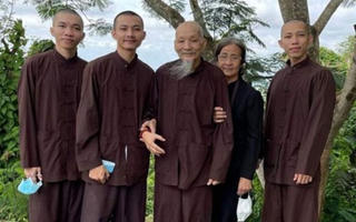 Một bị can là em gái ông Lê Tùng Vân ra cơ quan công an đầu thú