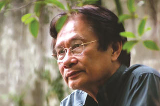 Quanh co lối mòn hoa dại nở…