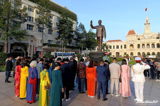 Kiều bào dâng hoa tưởng nhớ Chủ tịch Hồ Chí Minh