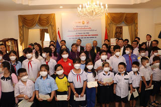 TP HCM tặng học bổng cho học sinh mồ côi do đại dịch Covid-19