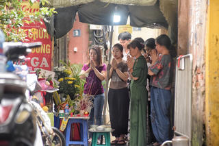 Người dân đến thắp hương cho 14 nạn nhân xấu số trong vụ cháy nhà trọ